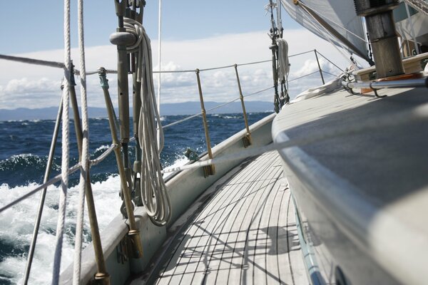 Die Yacht schwimmt in einem unruhigen Meer