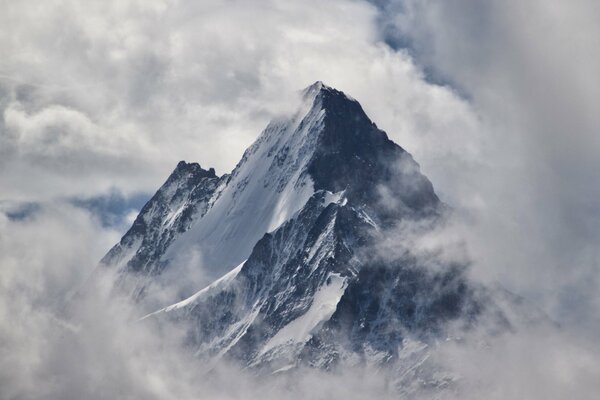 Alpine Berge in den Wolken