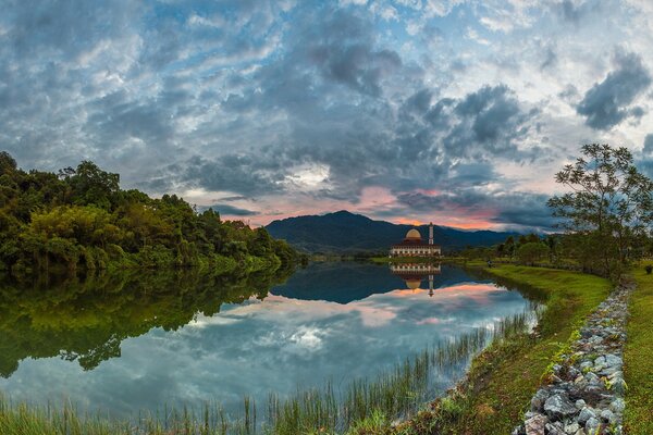 Tramonto malese sul fiume senagora