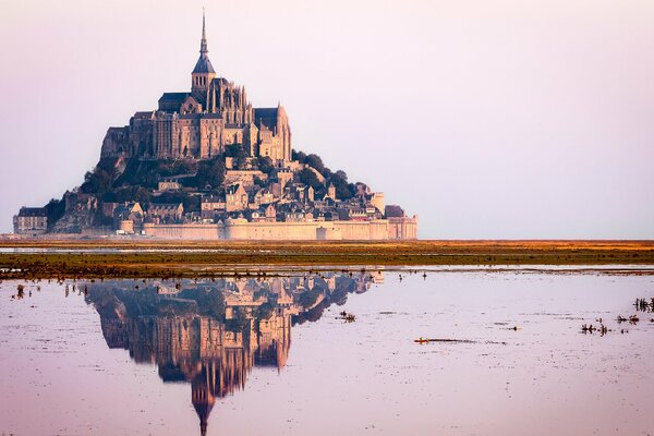 Большой замок во Франции
