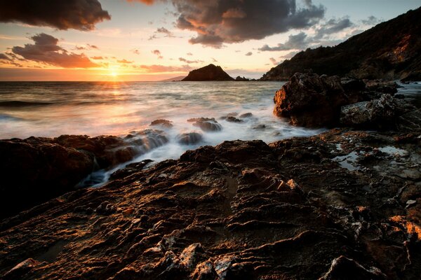 Mar. Orilla. Rocas. Atardecer