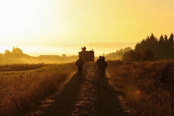 Soldaten folgen in einem wunderschönen Sonnenuntergang