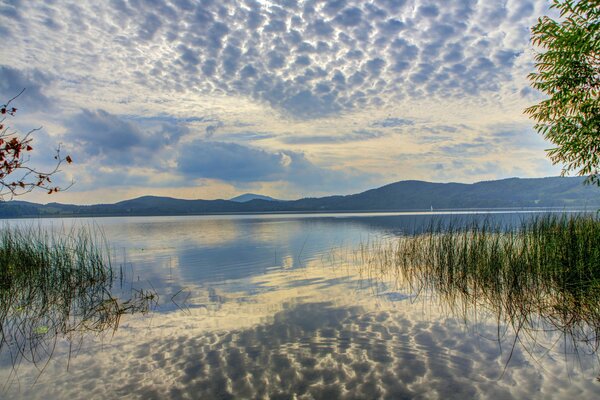 Hermoso cielo sobre el lago