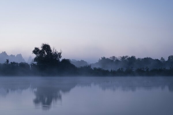 Grauer Nebel über dem Fluss in der Nacht