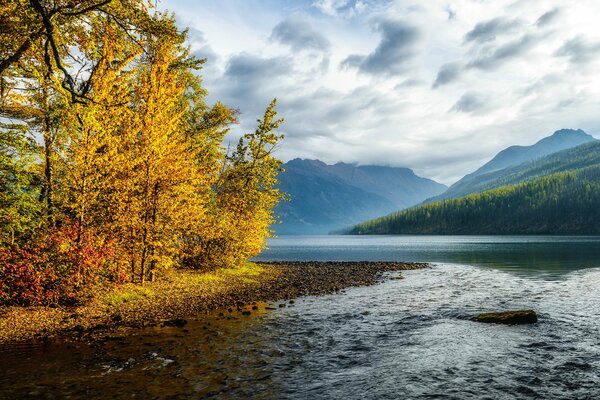 Fiume colorato in autunno