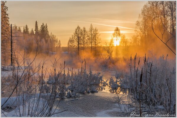 Coucher de soleil d hiver, soirée sur la rivière dans le gel