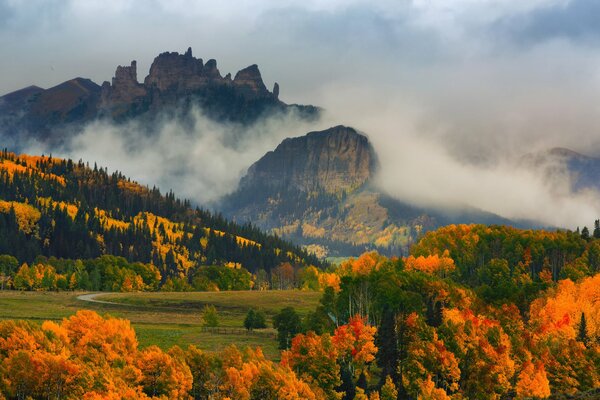 Tinte vivaci. Montagne dello Stato del Colorado