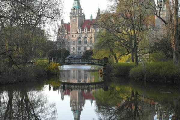 Romantische Erinnerungen: Frühling. der Park. eine Brücke