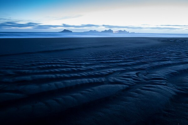 Costa de arena y mar de niebla