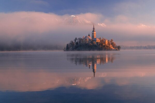 Nebbia mattutina. Isola. Slovenia