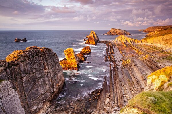 Côte rocheuse de la mer morte