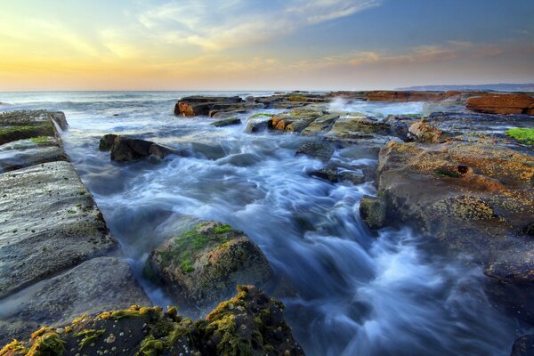 Magnifique paysage. La mer qui fait rage parmi les rochers