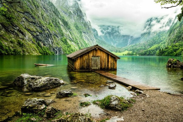 Haus am See mit hohen Bergen