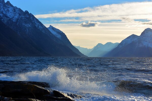 Hohe Berge, Wolken und das Meer. Wasserspritzer