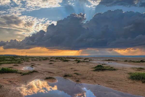 Schöner Himmel. Das Meer. Ufer