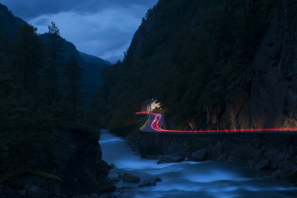 Route de montagne éclairée par des lumières