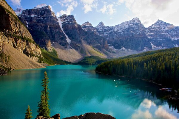 Lac bleu entre les hautes montagnes enneigées