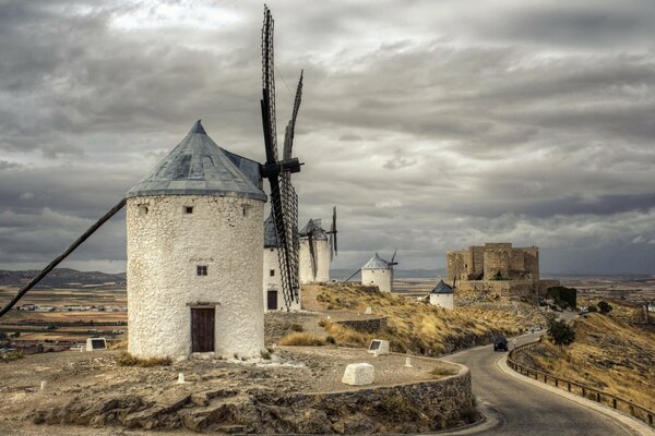 El pintoresco camino de los molinos y el cielo gris