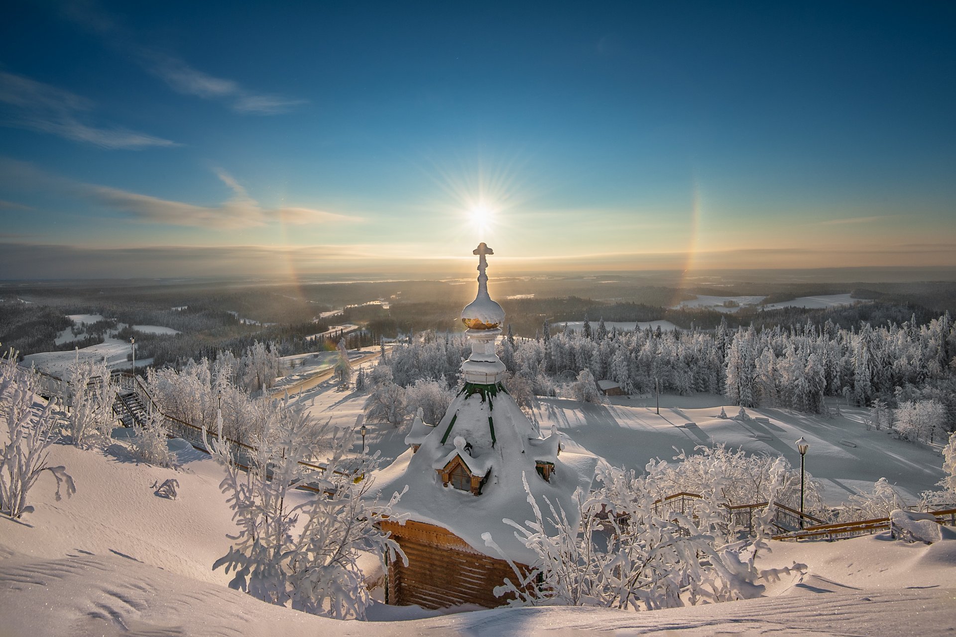 boże narodzenie halo boże narodzenie białogóra ural klasztor święte źródło zima wiara religia słońce krzyż kościół śnieg szron wschód słońca przestrzeń odległość blask piękno cud vlad855 vladimir chuprikov