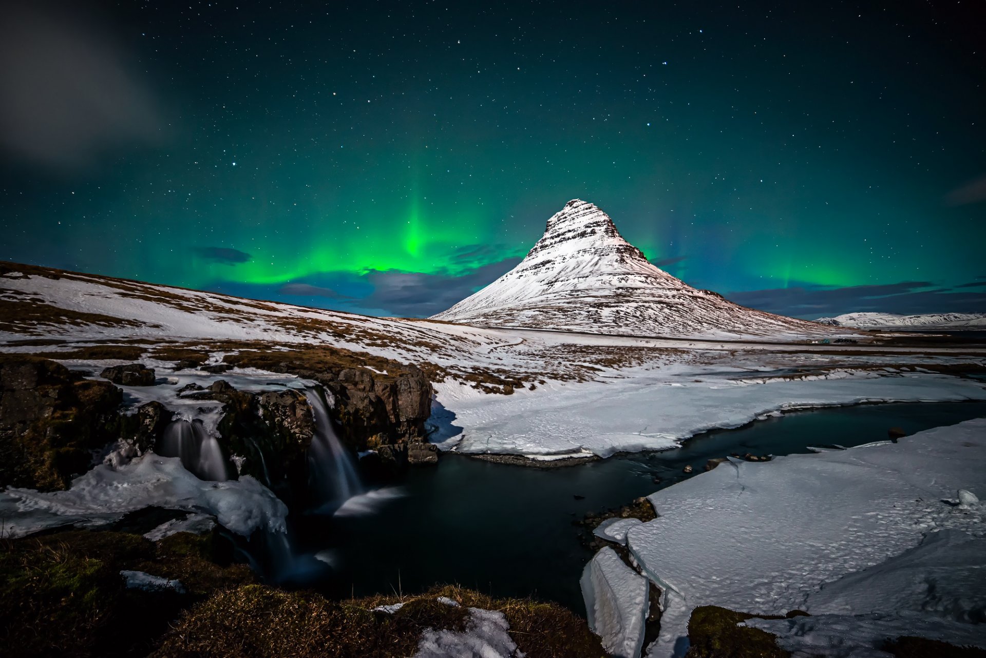 islandia kirkjufell montaña volcán rocas cascada nieve noche aurora boreal invierno enero