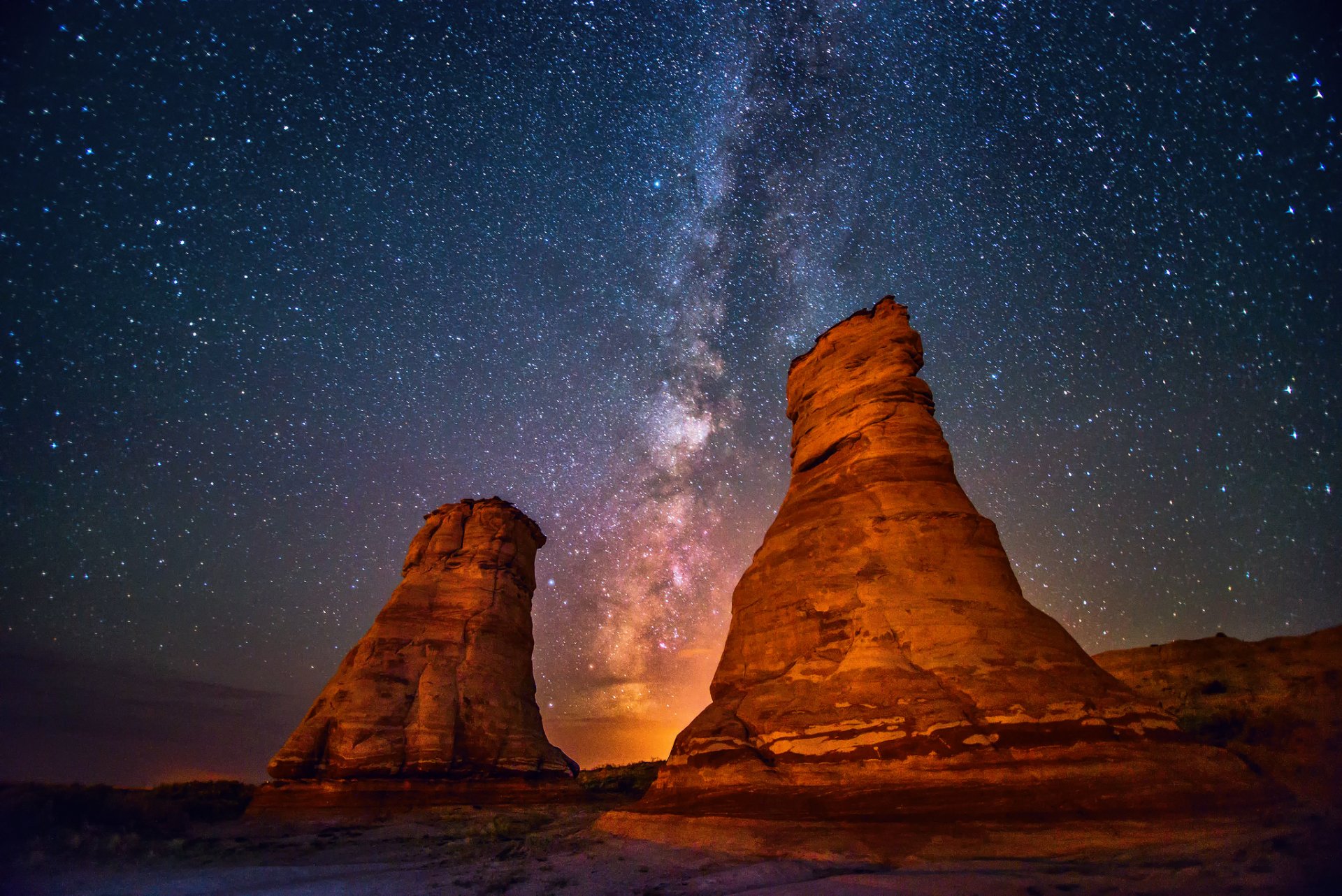 rocas dos torres cielo noche vía láctea estrellas