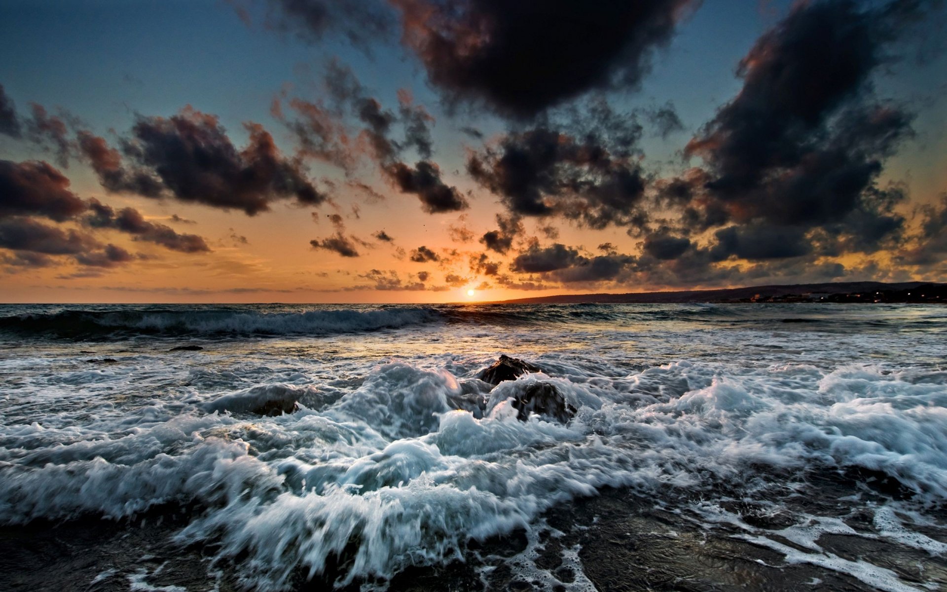 costa olas mar puesta de sol