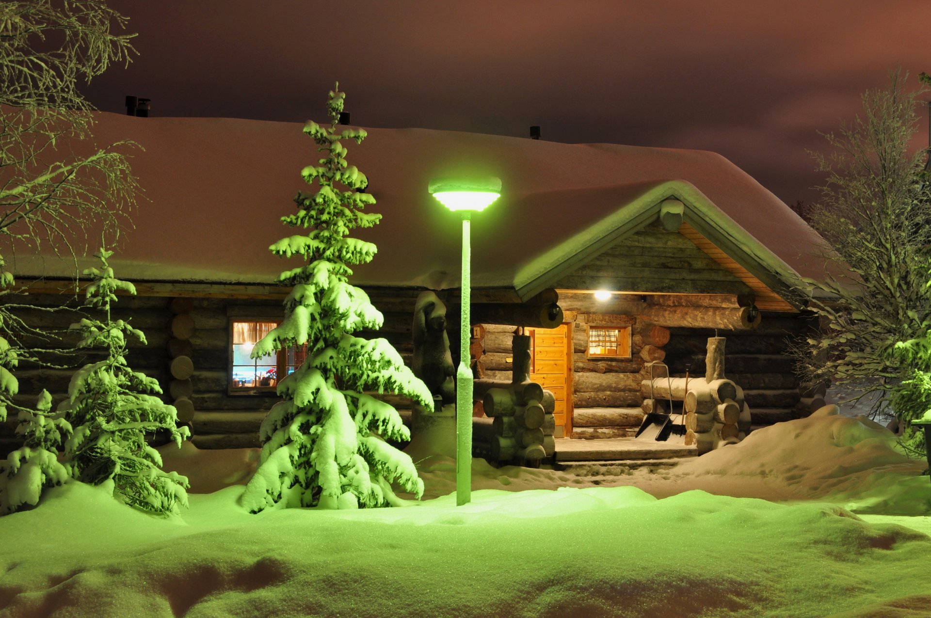lappland finnland nacht hütte winter schnee laterne bäume fichte veranda licht