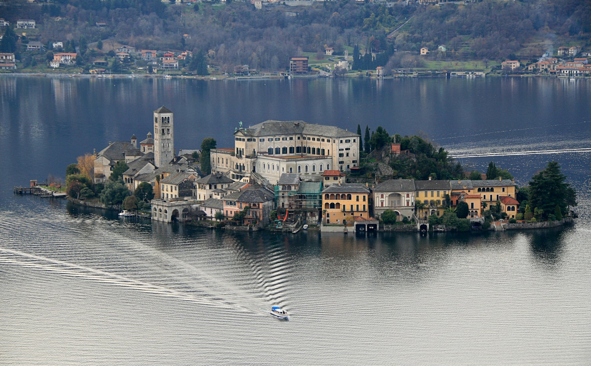 italie lac d orta île de san giulio côte arbres maisons tour