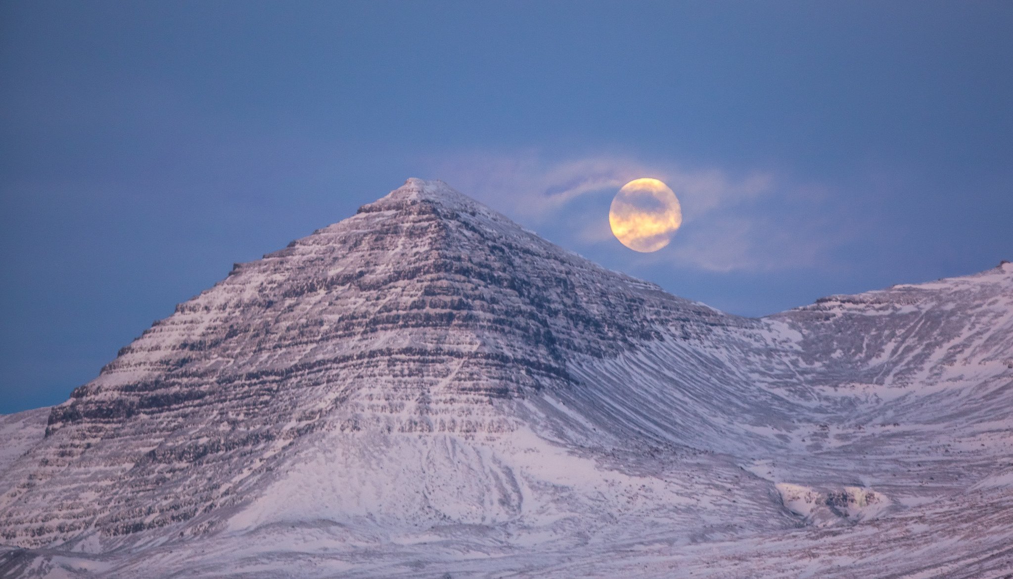 islandia góra śnieg noc księżyc pełnia niebo chmury mgła