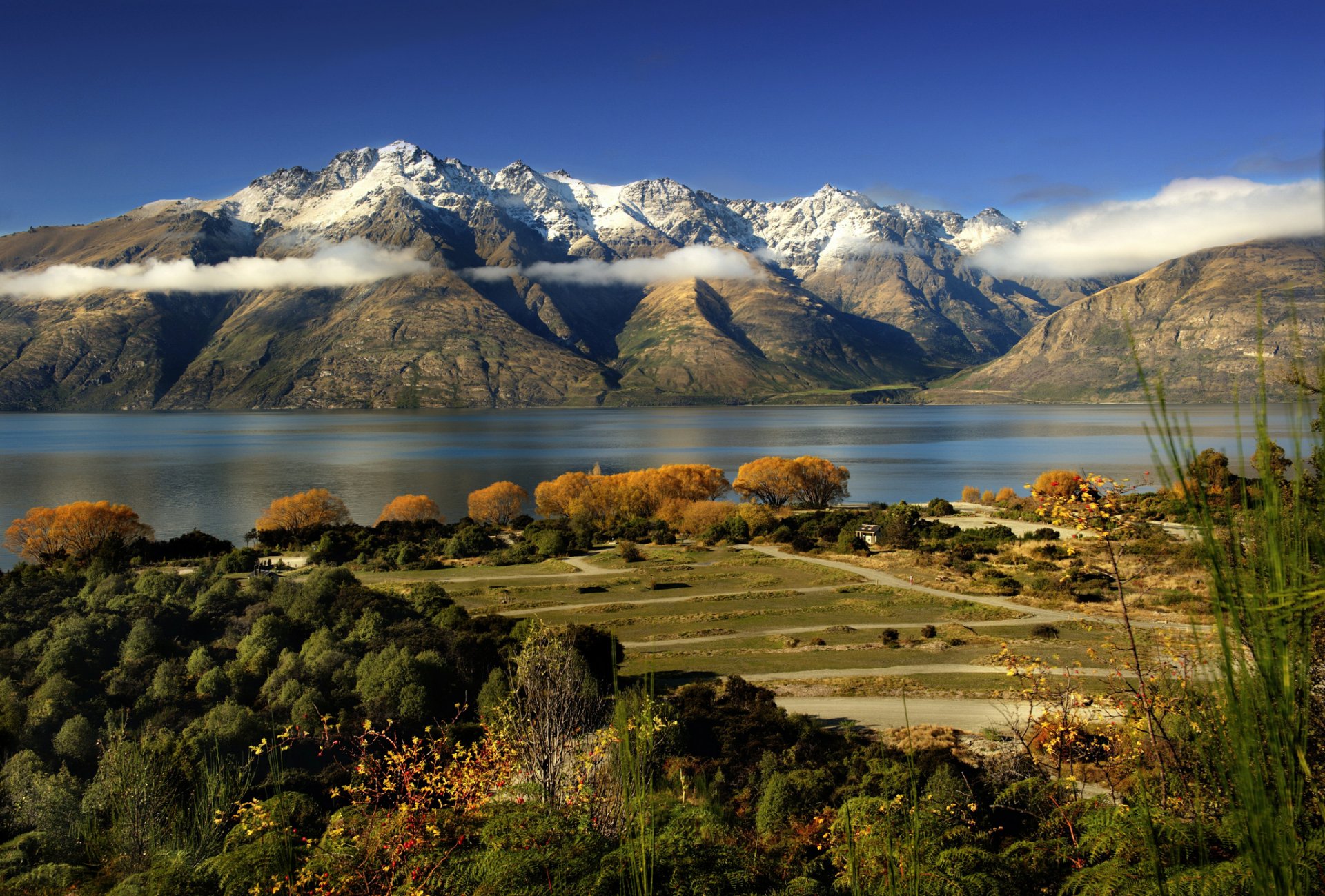 montagnes nuages lac