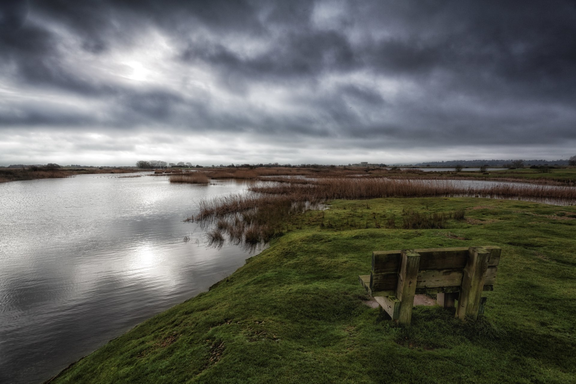 bank bank gras wolken teich see wasser düster