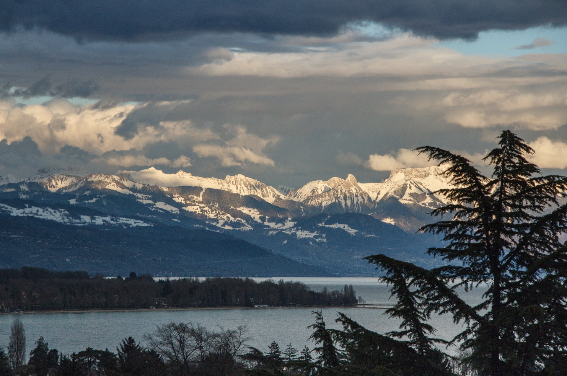 bäume see berge gipfel schnee wolken