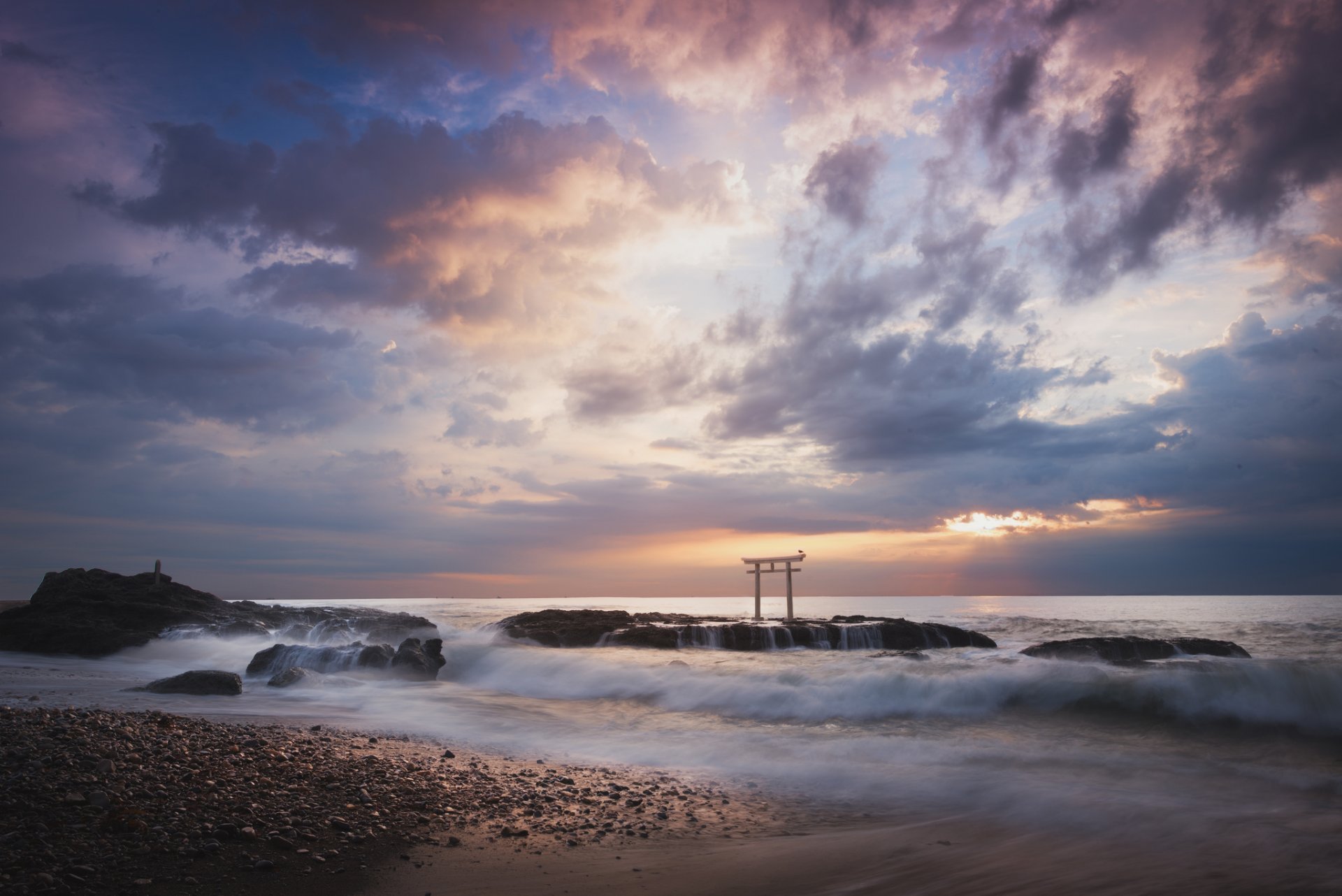 giappone costa costa cancello torii oceano mattina sole alba cielo nuvole nuvole