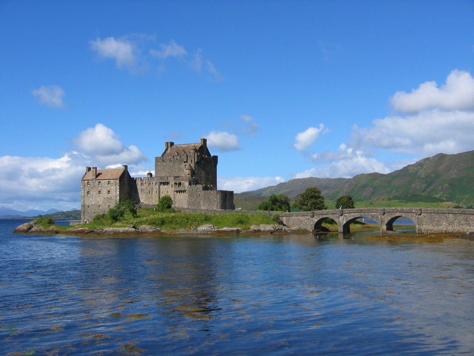 escocia cielo nubes castillo montañas lago mar puente árboles