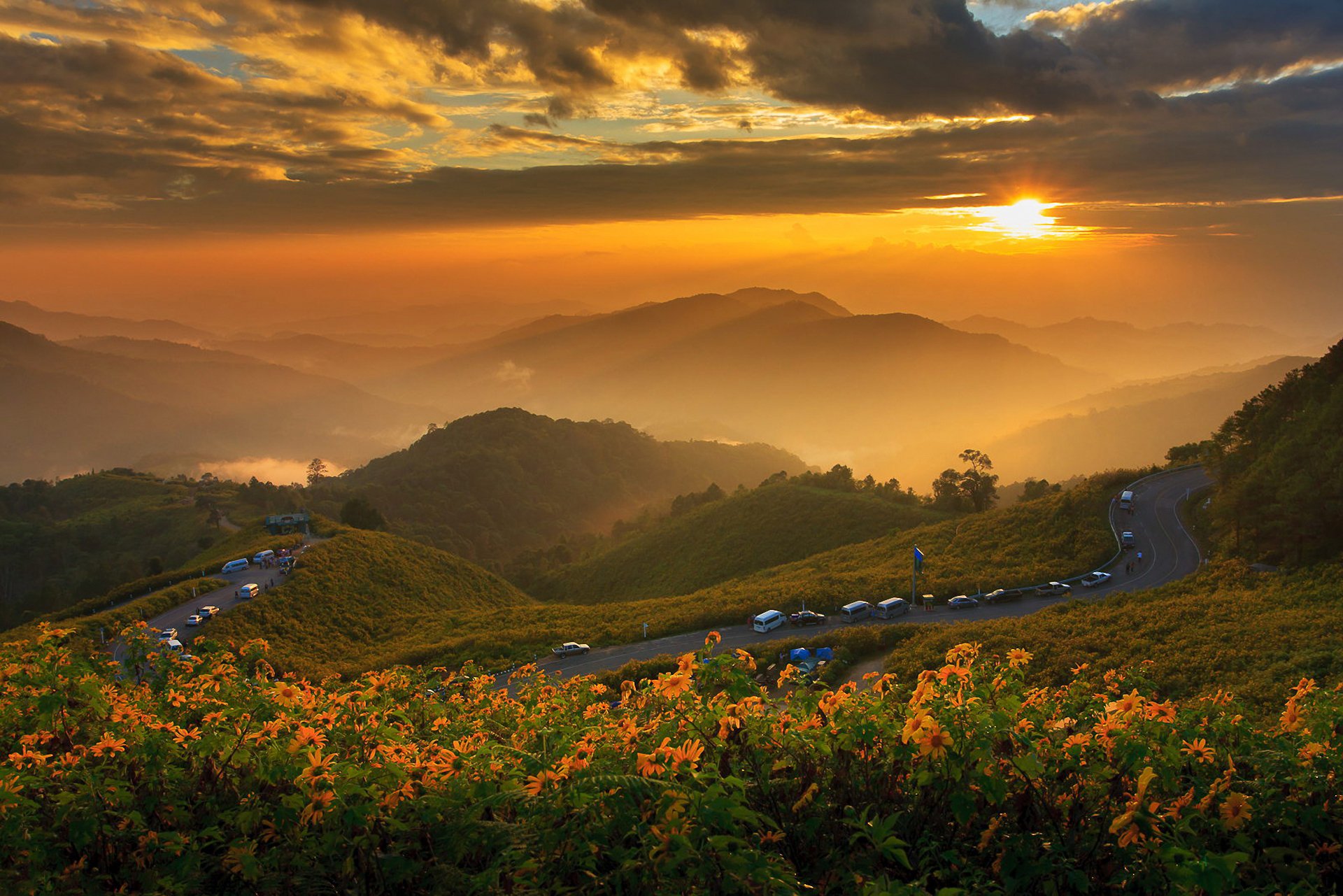 landschaft natur berge wolken sonnenuntergang sonne straße blumen thailand