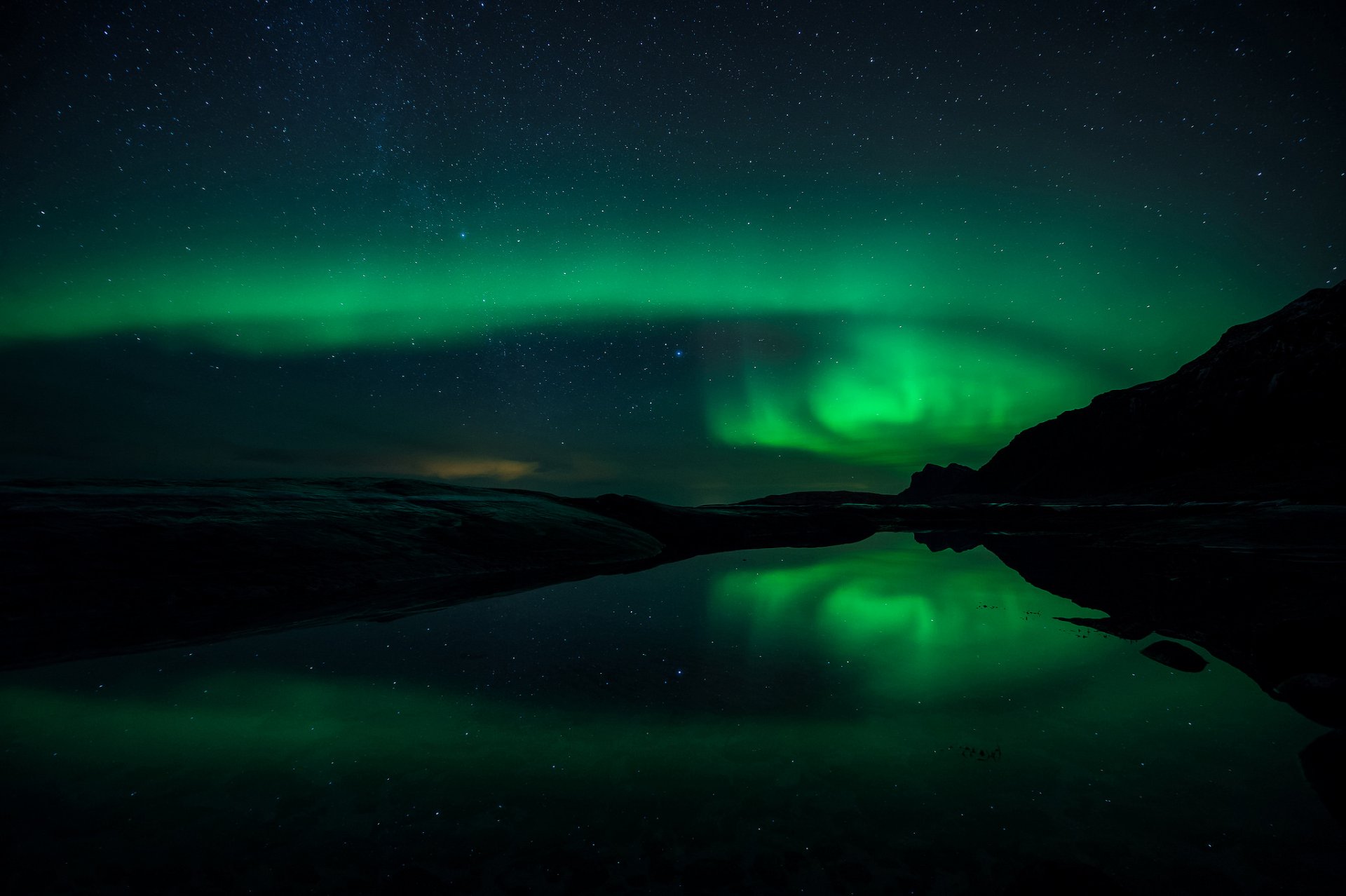 cielo notte stelle aurora boreale montagne acqua riflessi