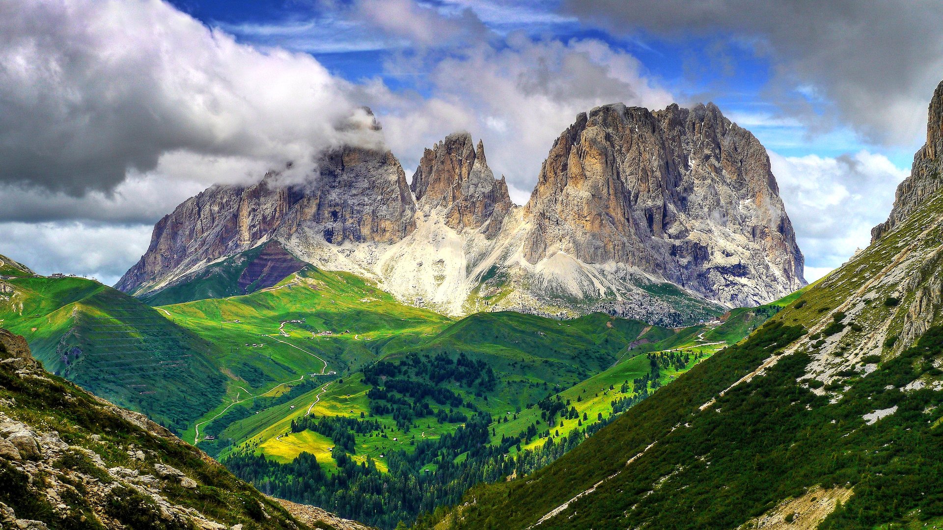 italie dolomites ciel nuages montagnes arbres pente