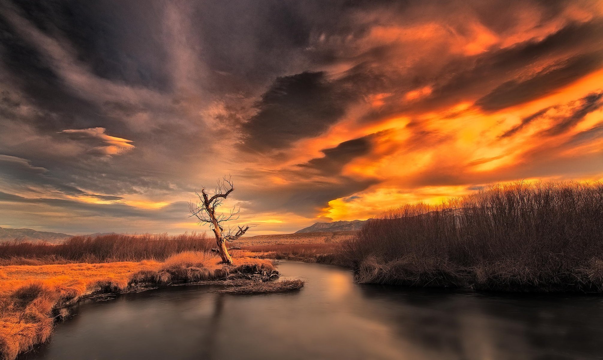 coucher de soleil montagnes rivière nature paysage