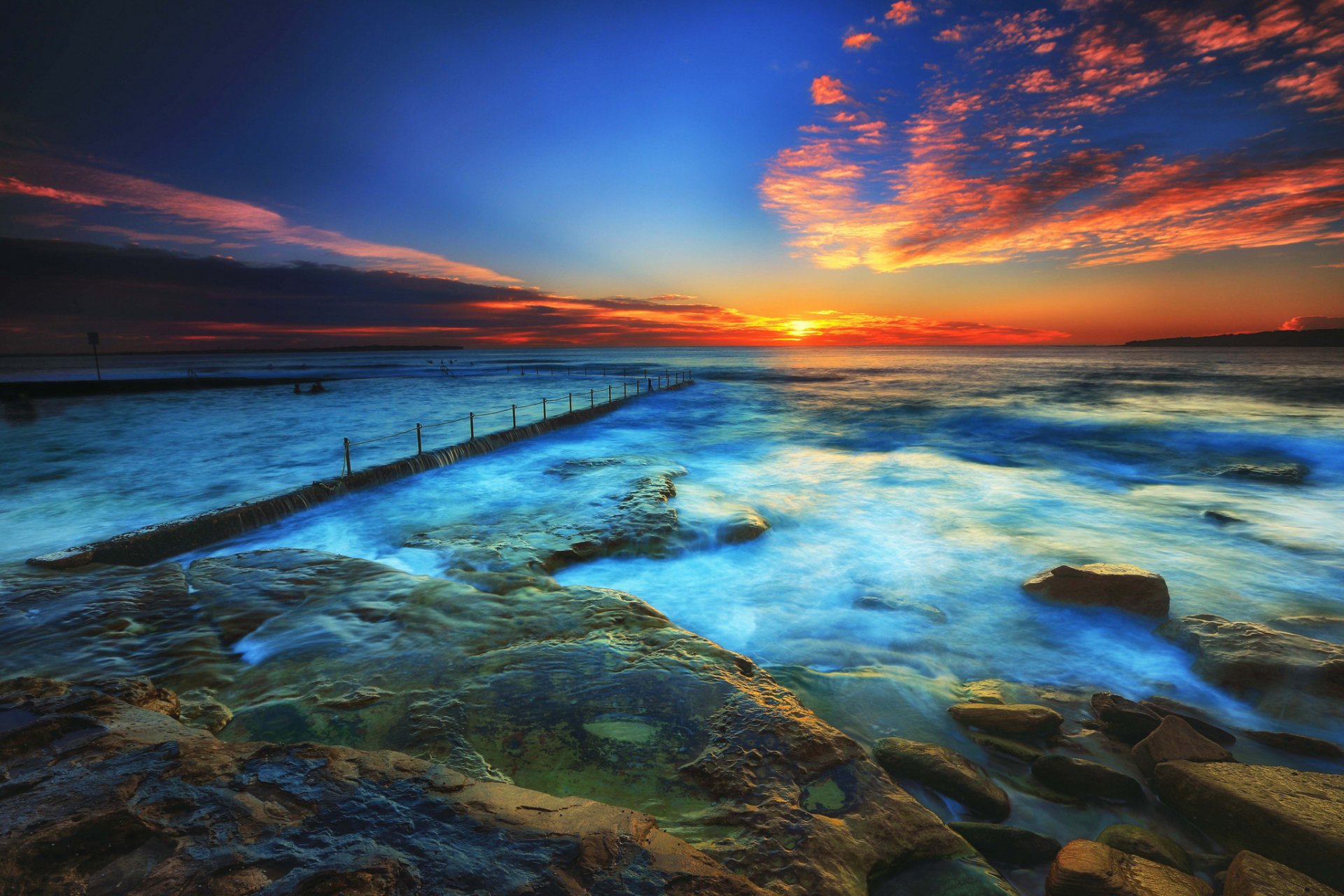 mer pierres nuages coucher de soleil