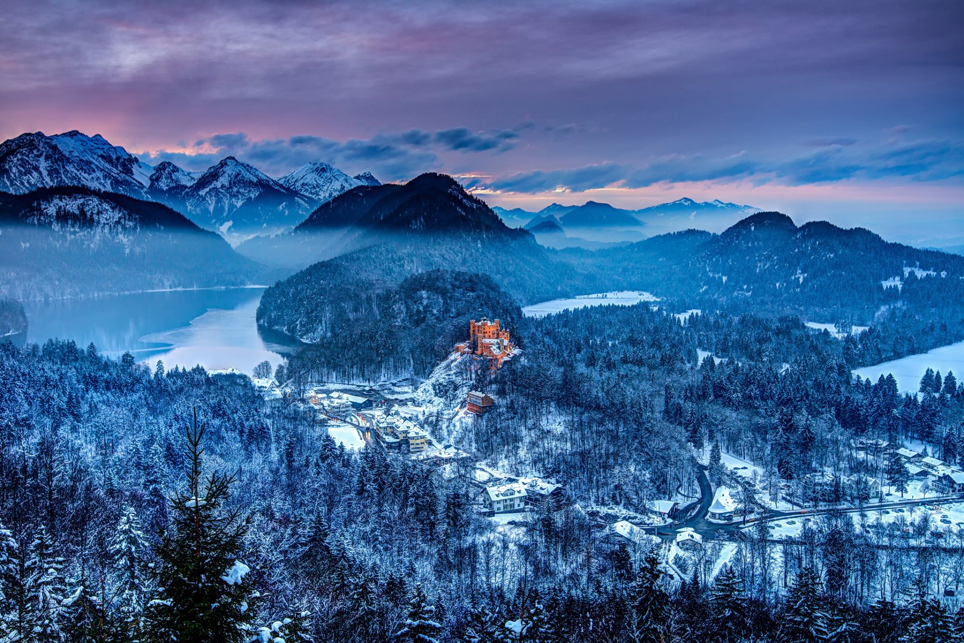 deutschland südbayern schloss hohenschwangau hohenschwangau winter berge wald schnee