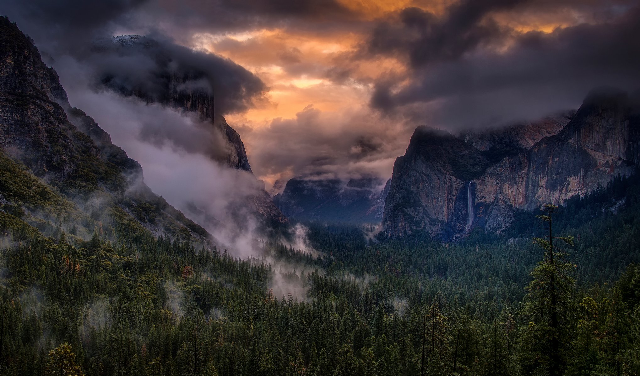 états-unis californie parc national de yosemite forêt montagnes cascade ciel nuages lumière