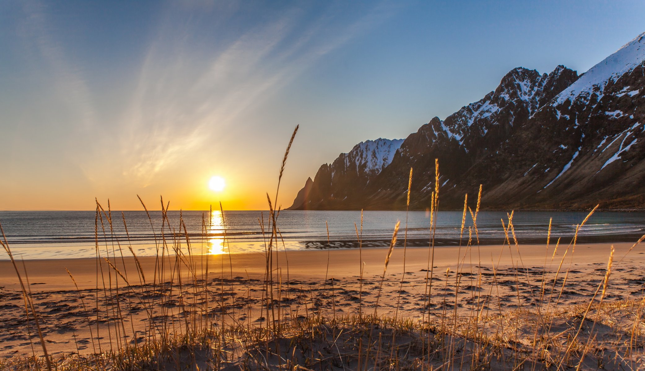 ersfjordbotn senja norvegia mare spiaggia sabbia erba montagne neve inverno