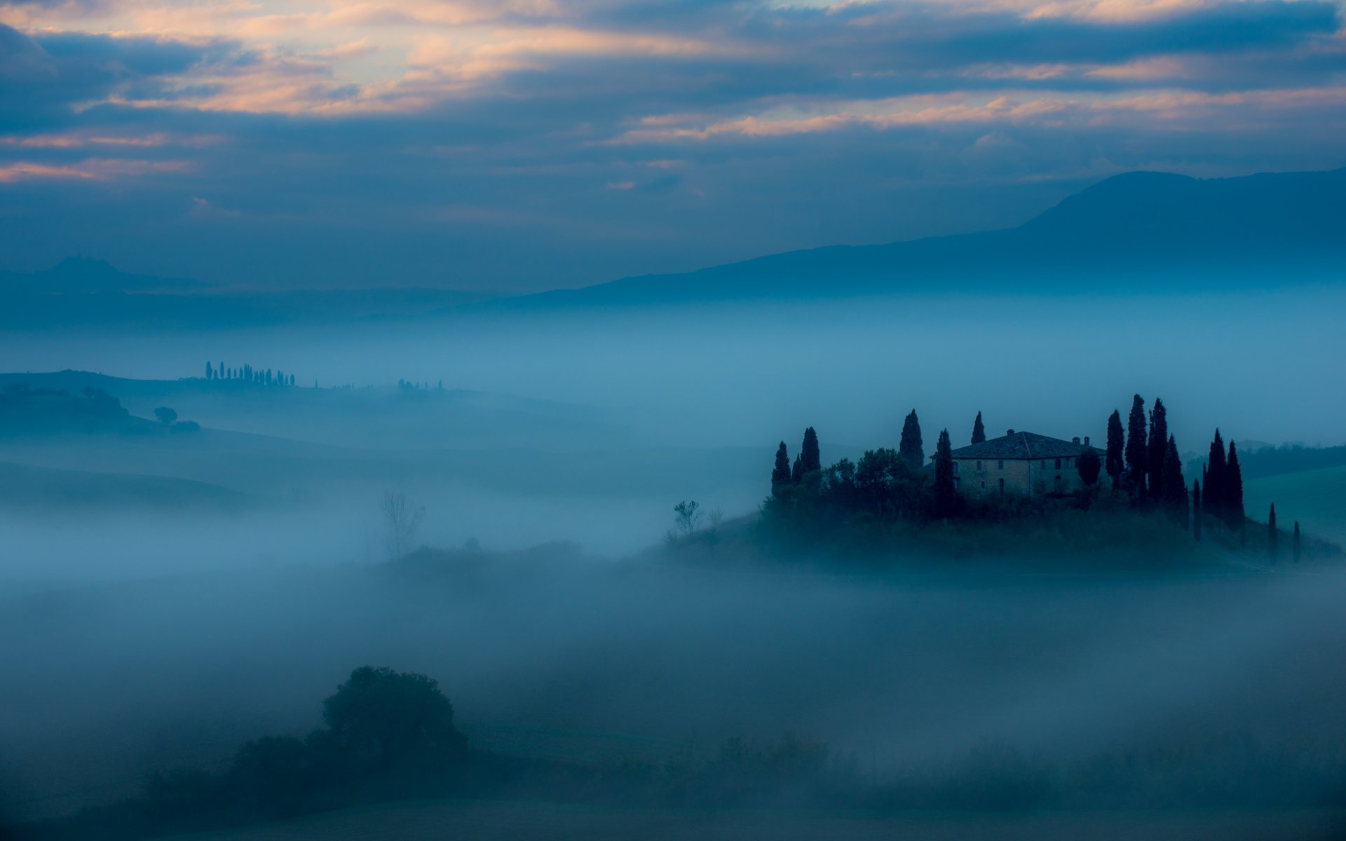 mirador al amanecer niebla casa paisaje