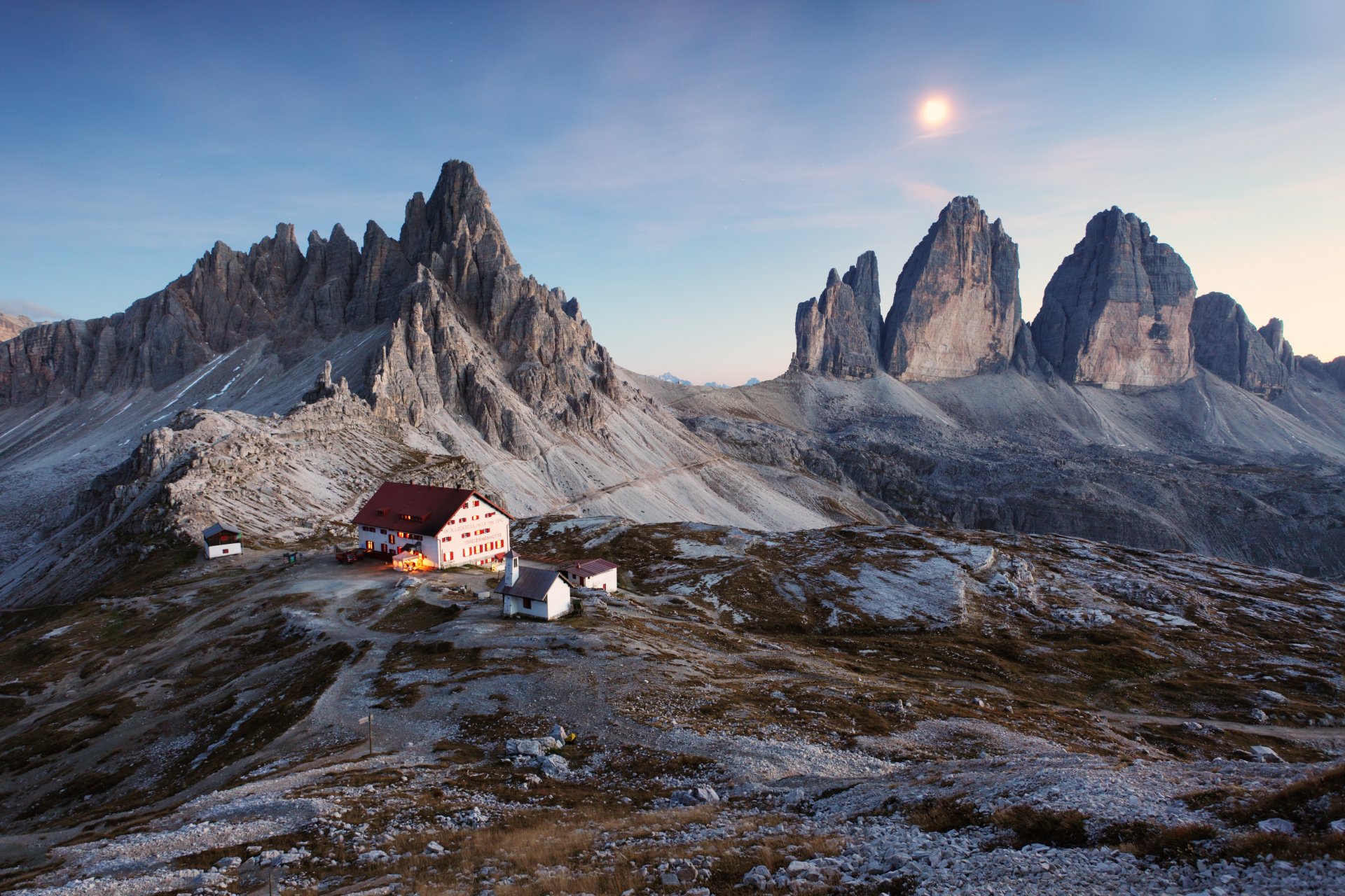 italia dolomiti tre picchi casa montagne terra innevata tramonto bella natura paesaggio cielo dolomiti tratti innevati