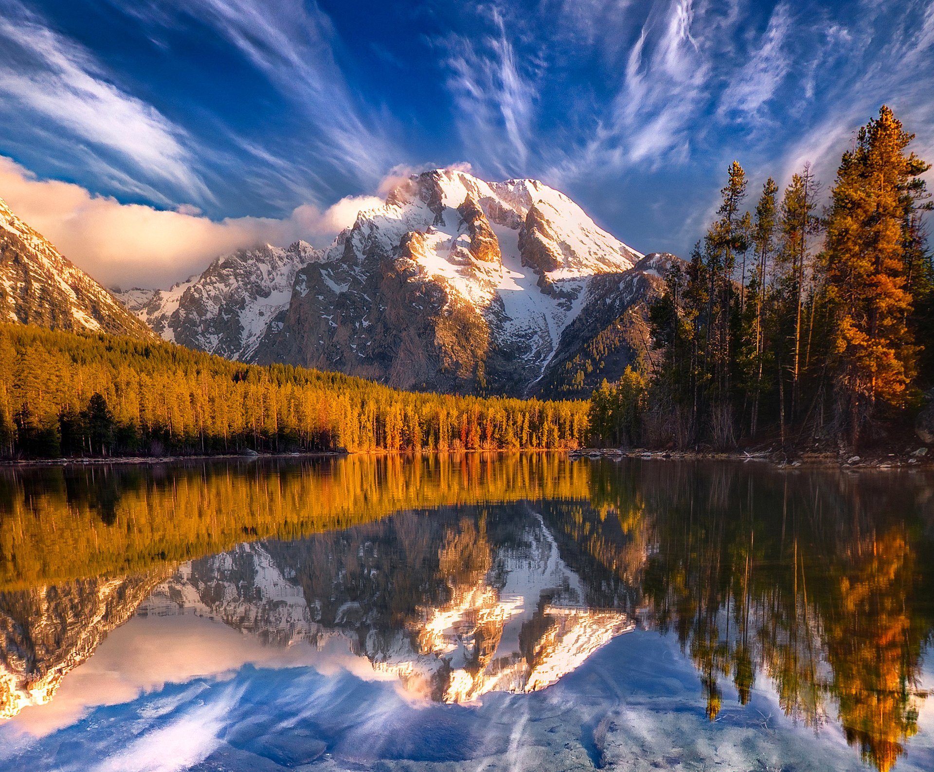 ciel nuages coucher de soleil montagnes neige forêt arbres lac réflexion