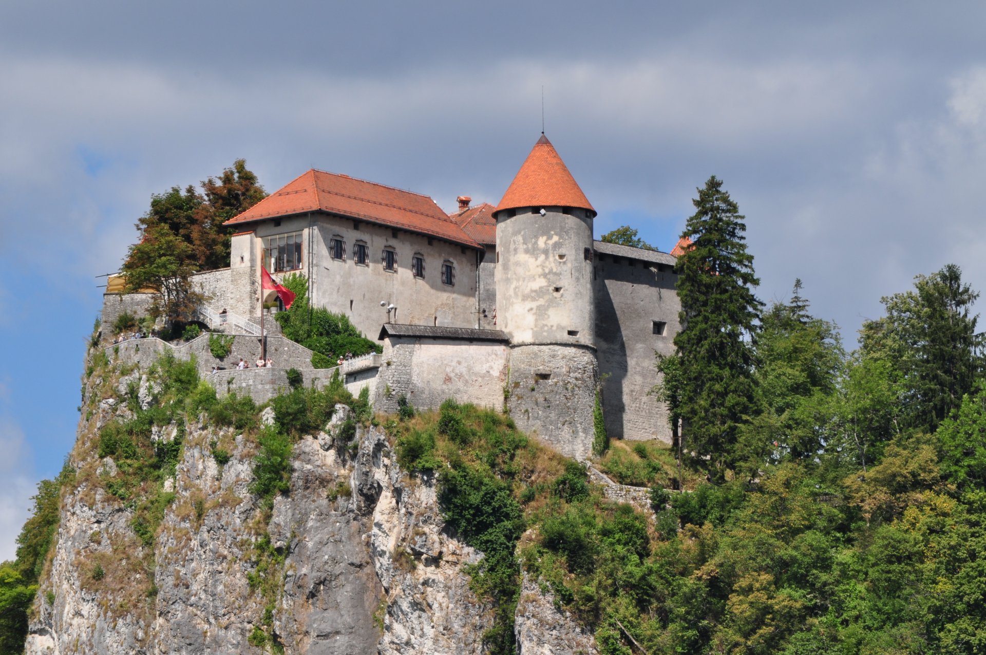 slowenien julianische alpen bled castle steile klippe gebäude bäume büsche historisches denkmal