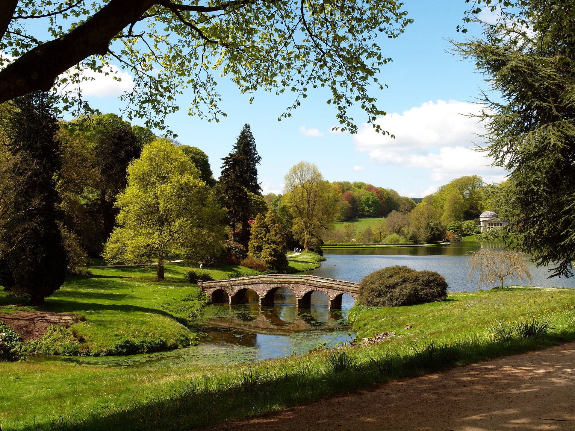 wiltshire angleterre lac pont étang passerelle personnes arbres herbe