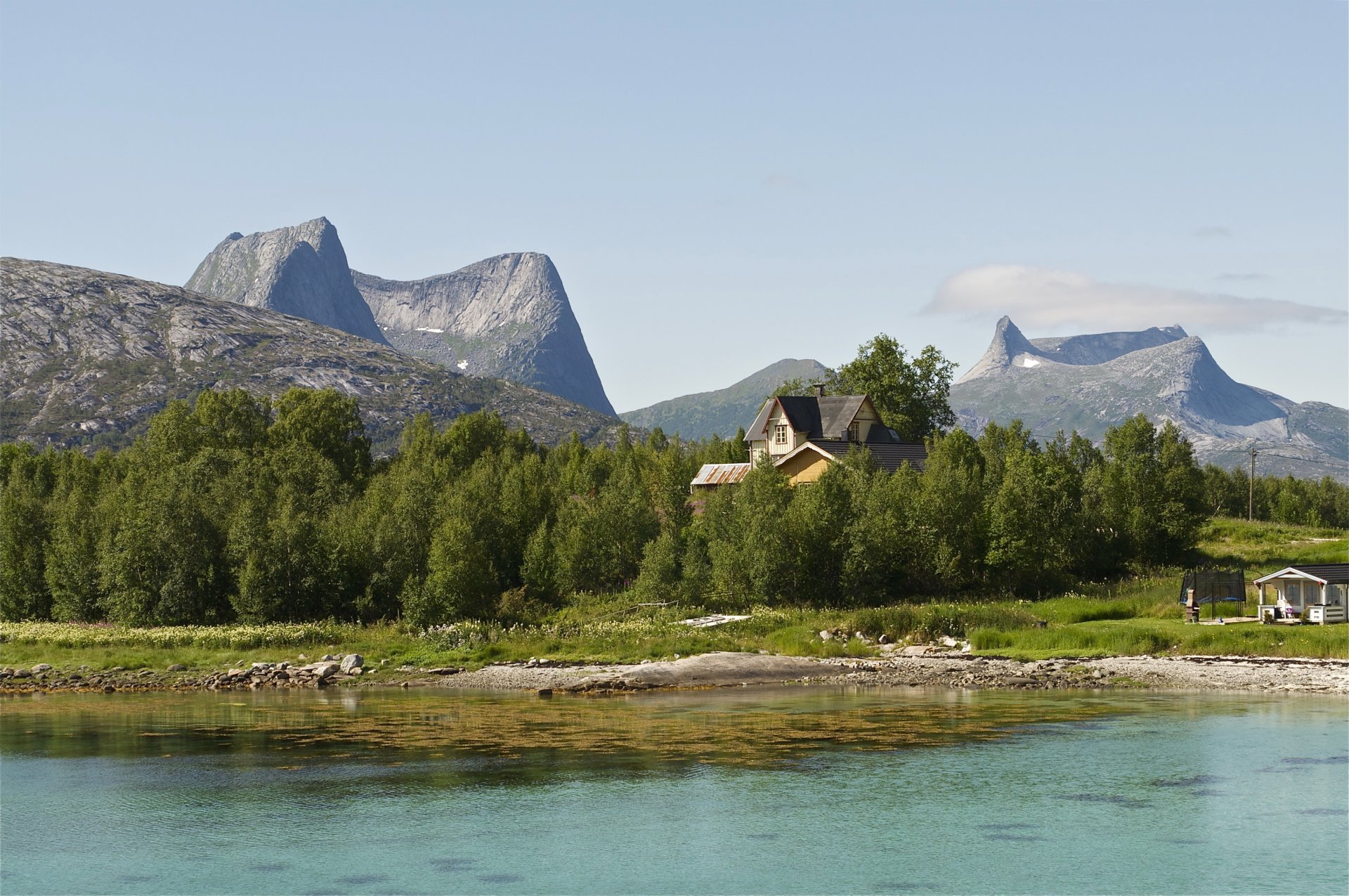 landschaft norwegen berge narvik see häuser bäume natur