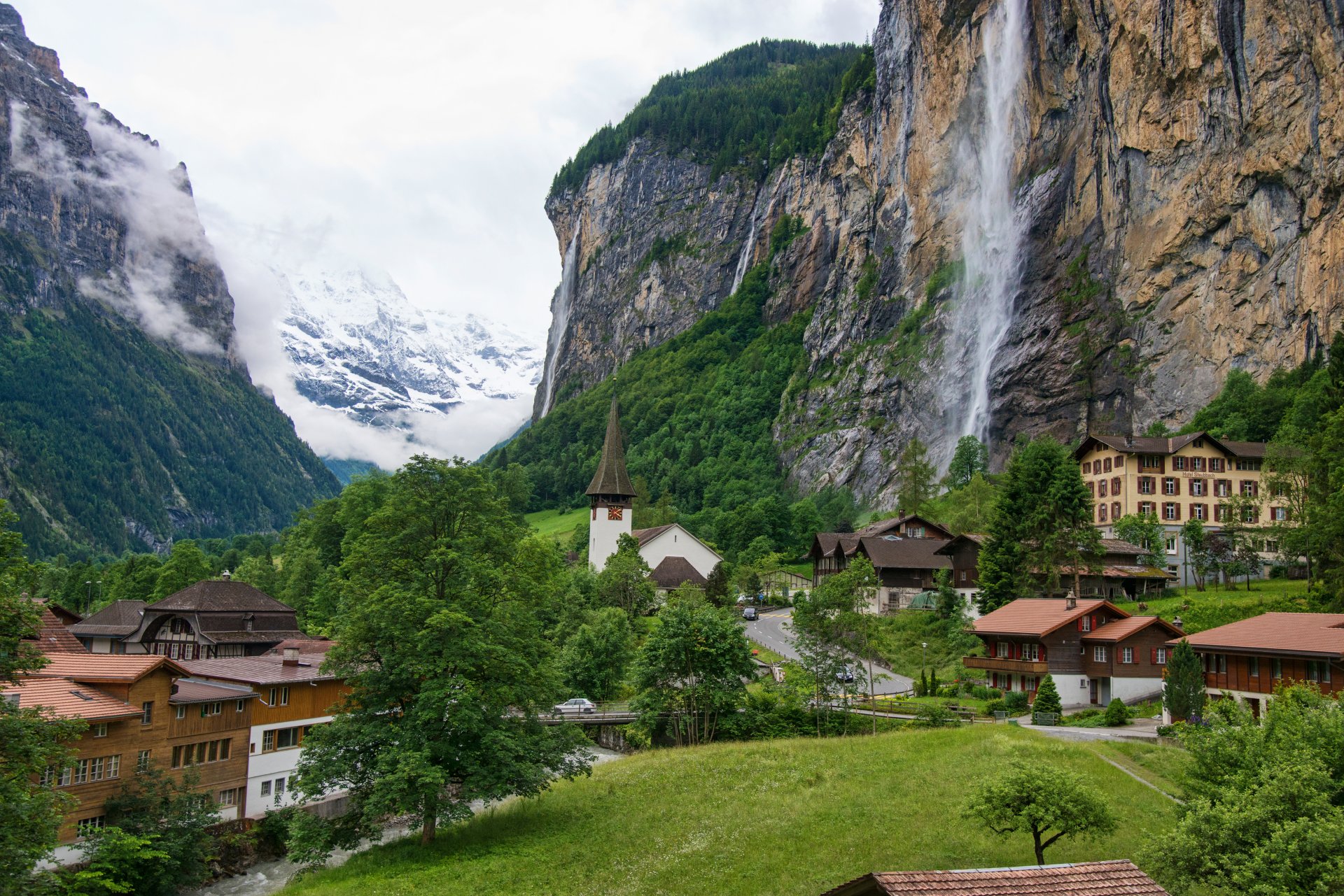 staubbach suiza montañas cielo valle casas carretera cascada