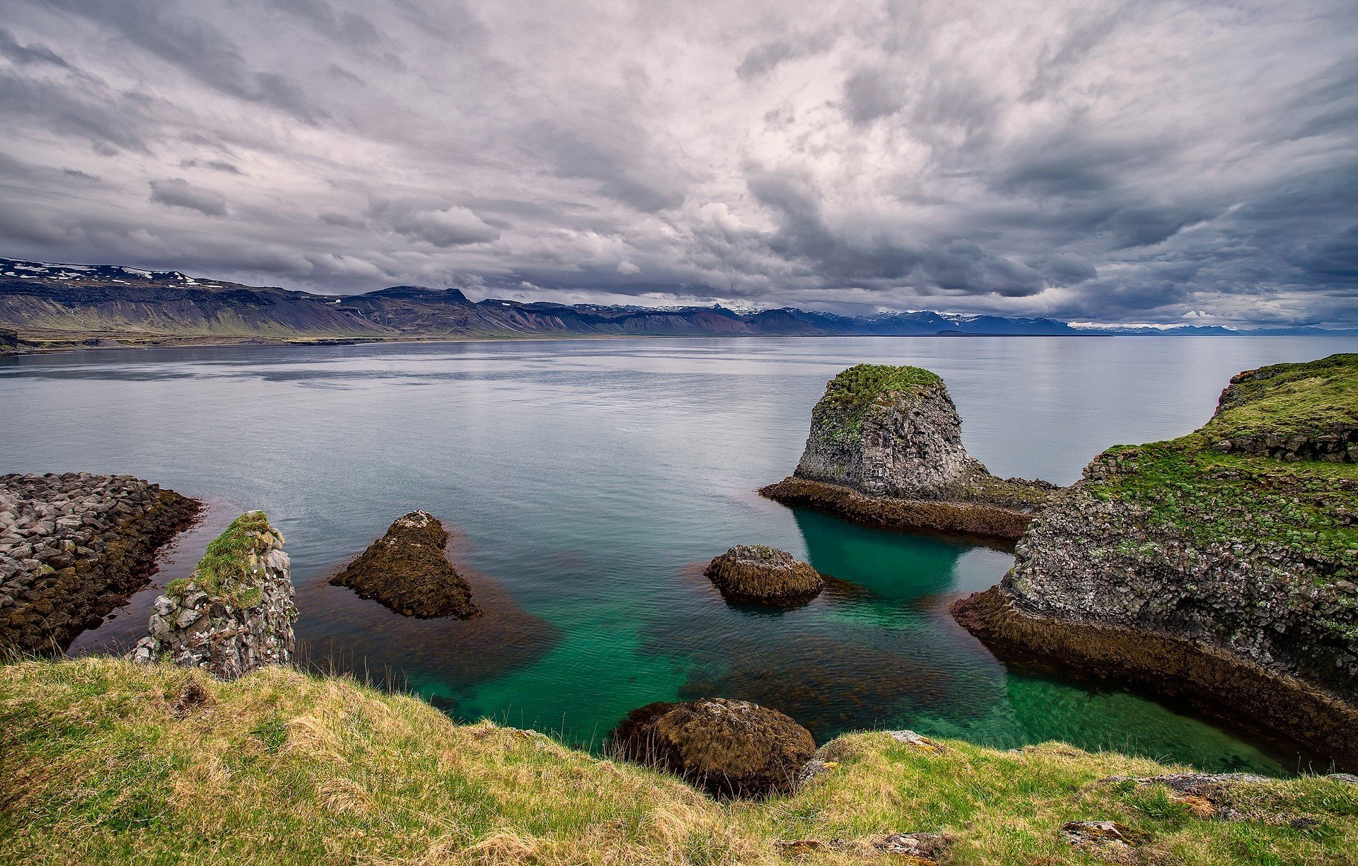 naefellsnes islande ciel nuages lac nature pierres herbe